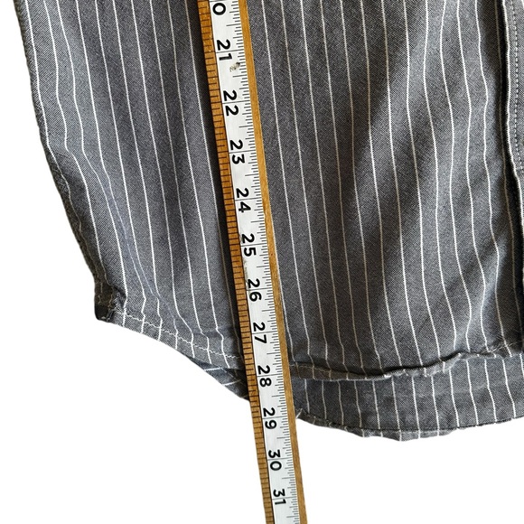 VANS MEN’S BUTTON FRONT SHORT SLEEVE SZ MEDIUM - Picture 4 of 6